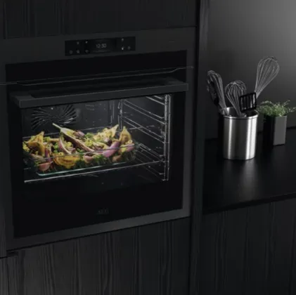 Forno a vapore serie 7000 SteamCrisp di AEG