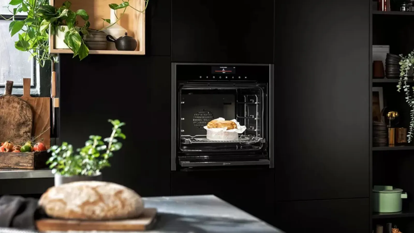 Forno da incasso con porta a scomparsa Slide&Hide di NEFF