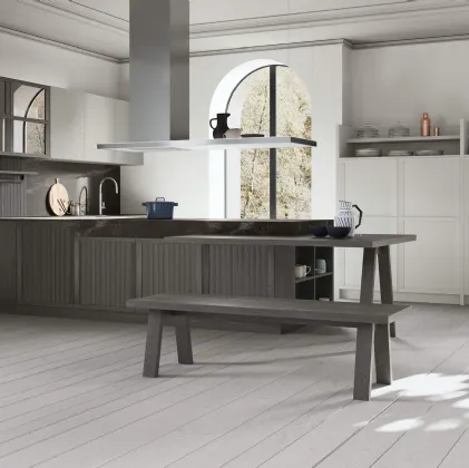 Cucina Classica con penisola Tosca v02 in Frassino Grigio Pernice e laccato Frost con top in HPL Grafite Brown di Stosa