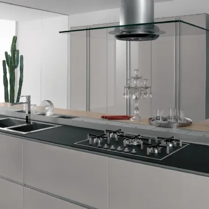 Cucina Design con isola Artematica Vetro Bianco Nuvola di Valcucine