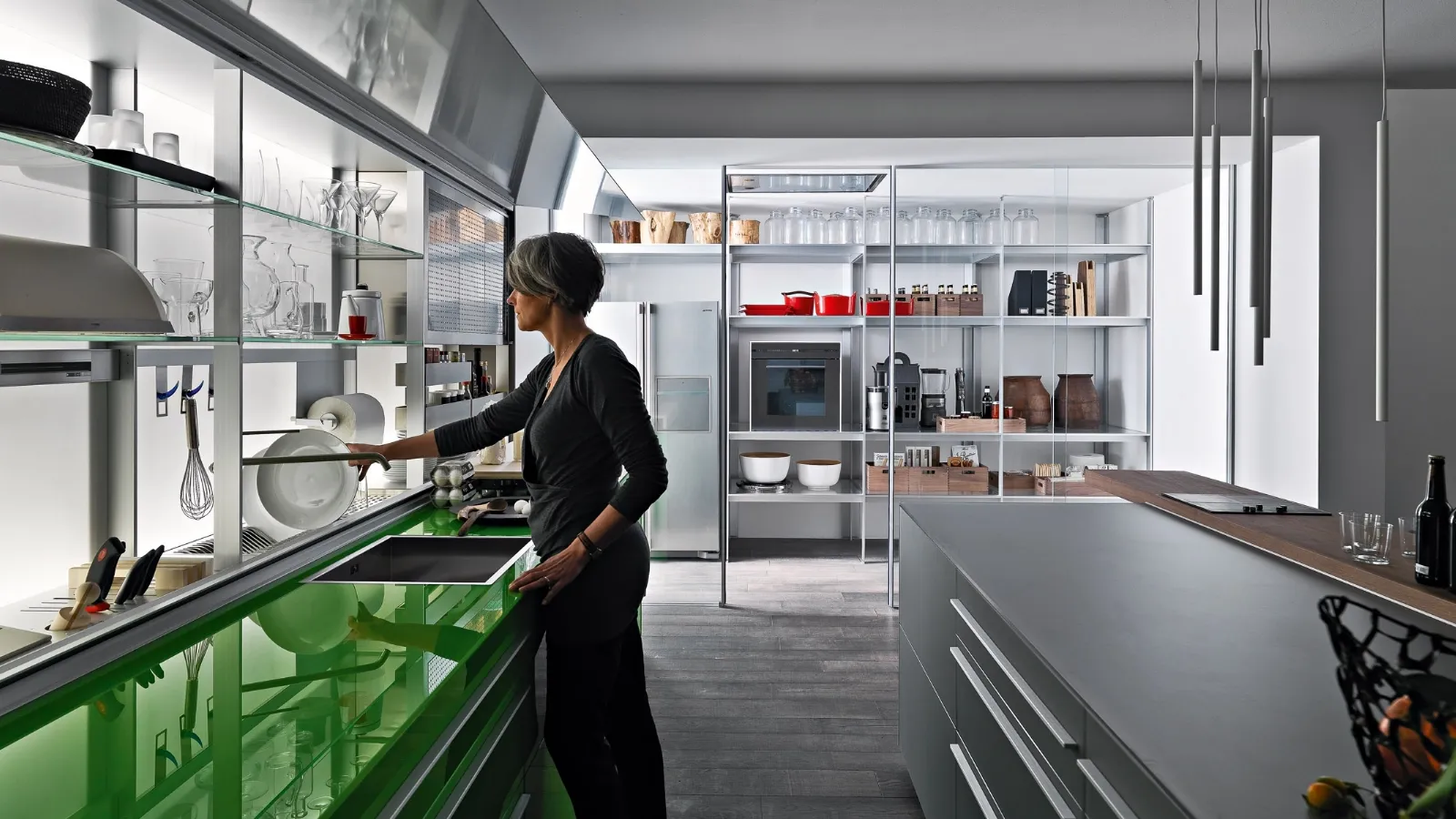 Cucina Design con isola Artematica Vitrum Verde Prato di Valcucine