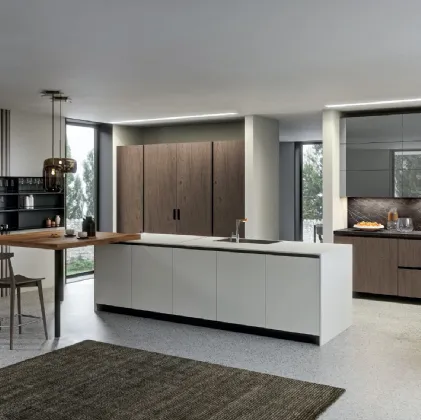 Cucina Design con isola Lab13 in Rovere nodato fumé e vetro bianco opaco di Aran