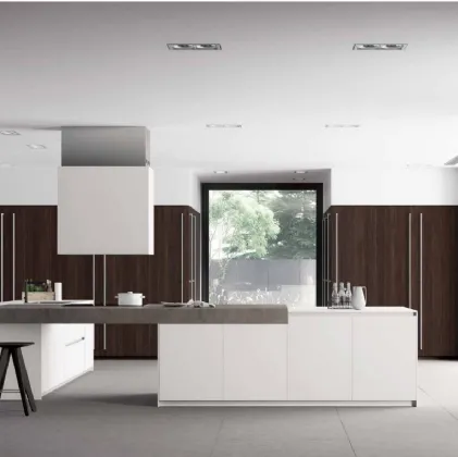 Cucina Design con isola MK1 03 in Vetro opaco bianco, Rovere termocotto e top in Gres Fokos Roccia di Nova Cucina