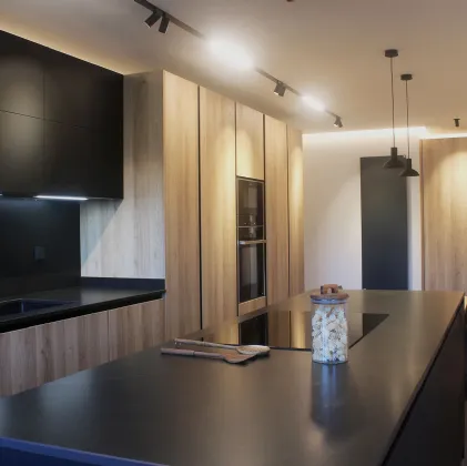 Cucina Moderna D23 Rovere dogato e Nero di Doimo Cucine