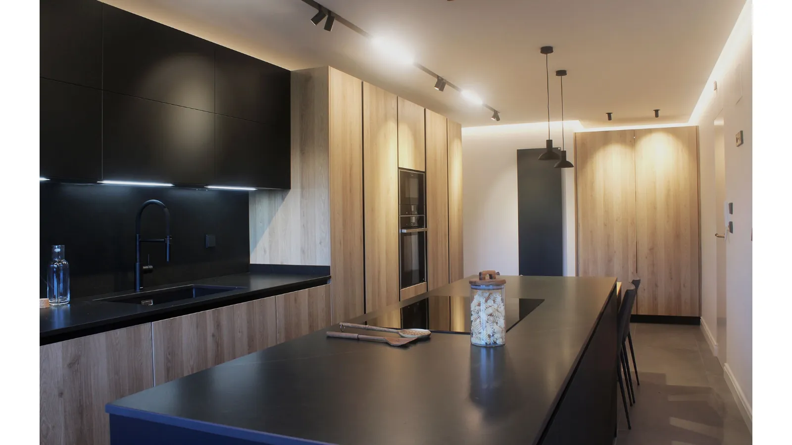 Cucina Moderna D23 Rovere dogato e Nero di Doimo Cucine