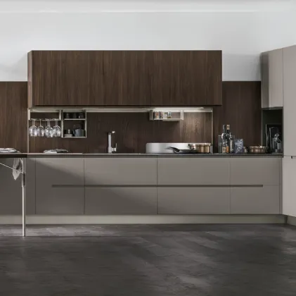 Cucina Moderna angolare con penisola Karma v01 in Pet Grigio Fumo opaco e Termo Strutturato Rovere Corteccia di Stosa