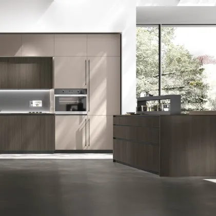 Cucina Moderna con isola Metropolis v01 in Termo Strutturato Rovere Conero Riga e Pet Metal Acciaio di Stosa