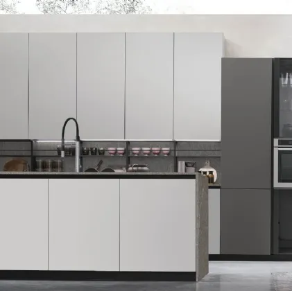 Cucina Moderna con penisola Metropolis v12 in Pet Nebbia opaco e Pet Canna di Fucile opaco di Stosa